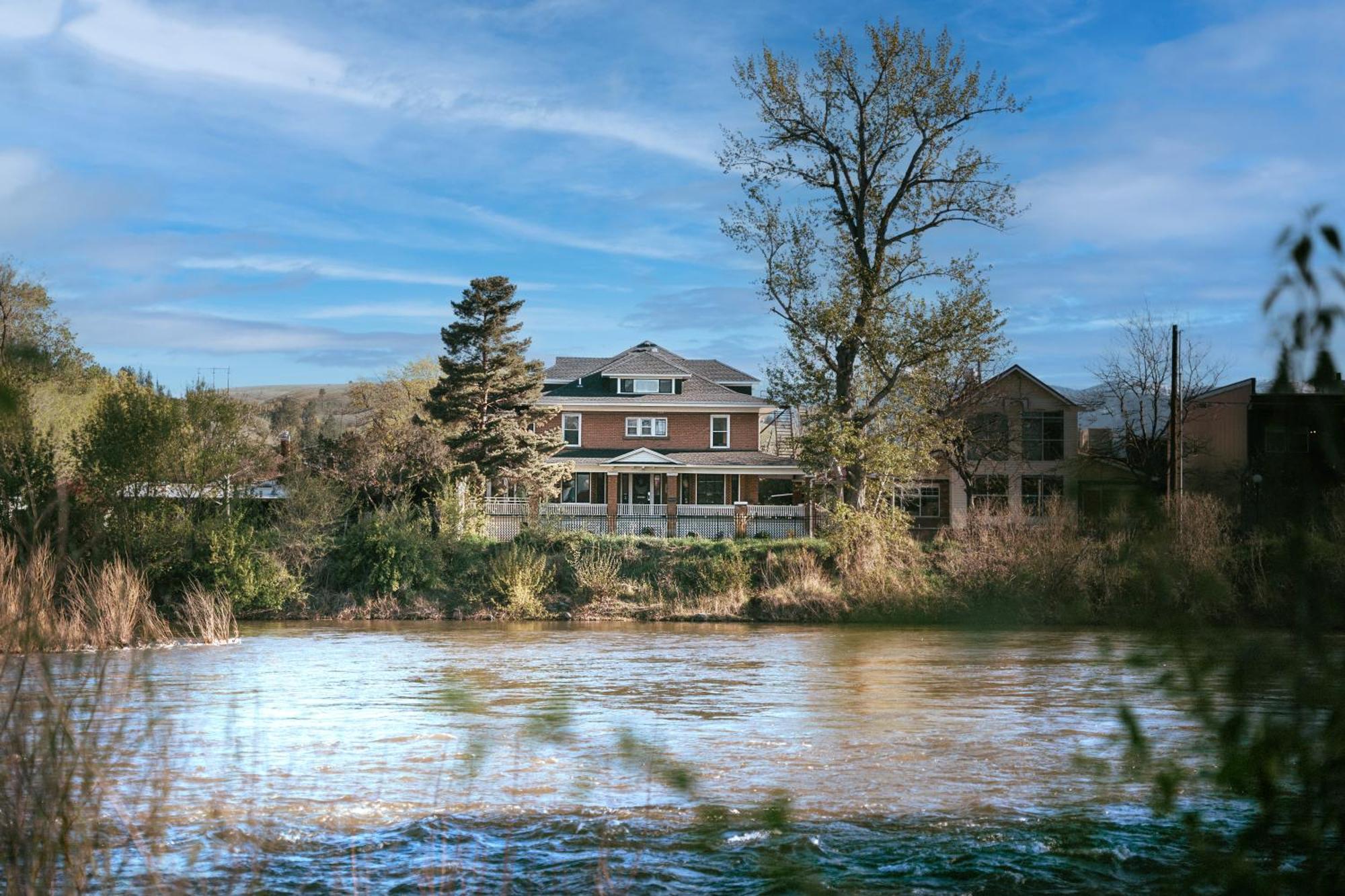 Goldsmith'S River Front Inn Missoula Exterior photo
